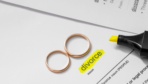 Foto gratuita divorzio sostantivo evidenziato con pennarello