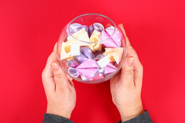 Diy cookie с предсказаниями красном фоне. идеи подарков, декор для китайского нового года.
