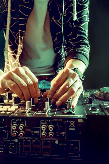 DJ играет музыку на микшере крупным планом