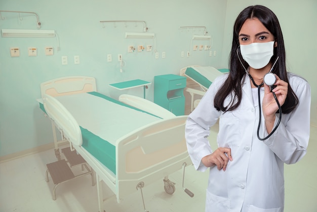 코로나바이러스 2019 질병 또는 covid-19 글로벌 발병으로부터 보호하기 위해 의료용 마스크를 쓴 병원의 의사.