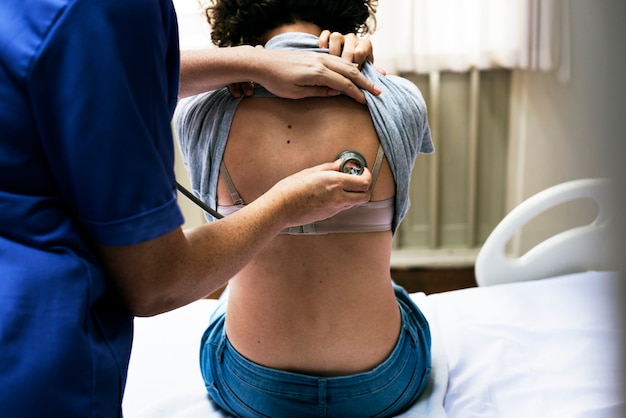 Free photo doctor checking a breathing of a patient