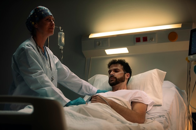 Free photo doctor checking one of her patients