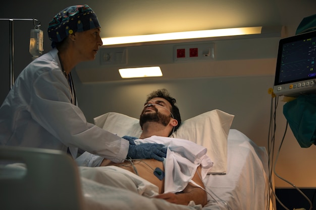 Free photo doctor checking one of her patients