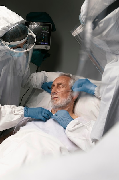 Foto gratuita medico che controlla i problemi respiratori di un paziente