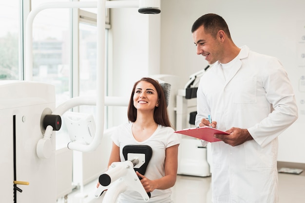 Free photo doctor checking patient working out