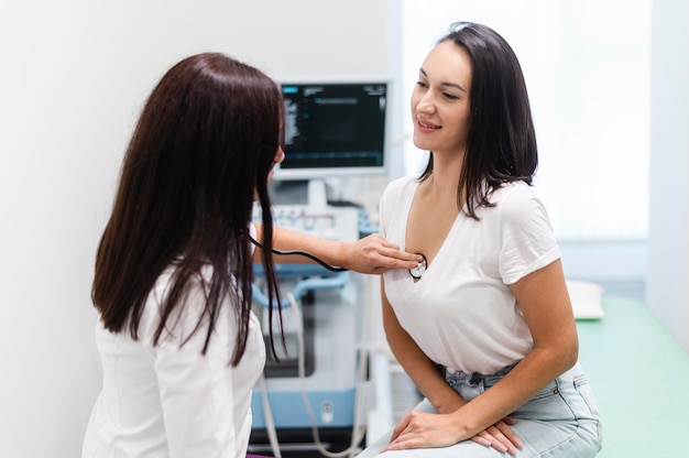 Foto gratuita medico che controlla la salute dei pazienti