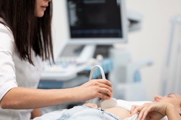 Free photo doctor checking patients health