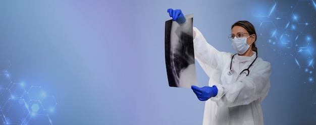 Бесплатное фото Доктор проверяет вид спереди рентгенографии