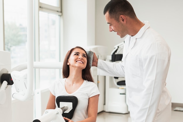 Foto gratuita medico che controlla la condizione del paziente della donna