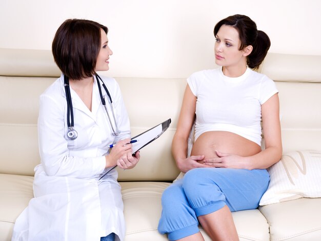 Doctor communicates with pregnant woman