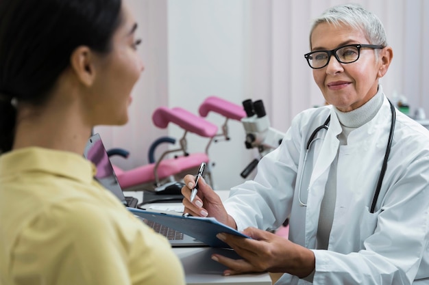 Foto gratuita medico che consulta un paziente nel suo ufficio