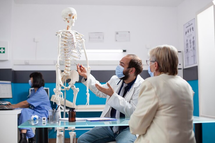 Free Photo doctor describes anatomy to old patient