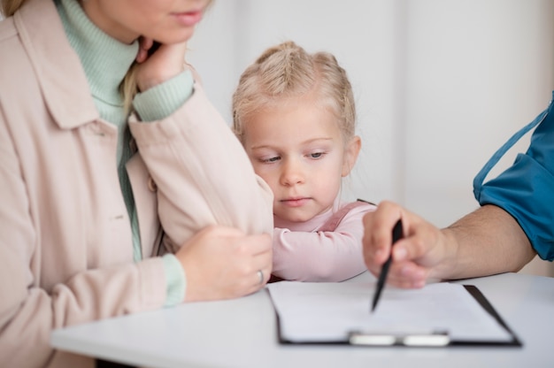 Dottore che fa il suo lavoro nell'ufficio di pediatria