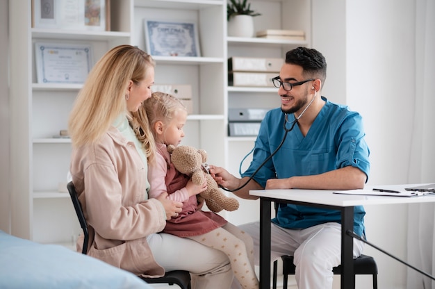 Dottore che fa il suo lavoro nell'ufficio di pediatria