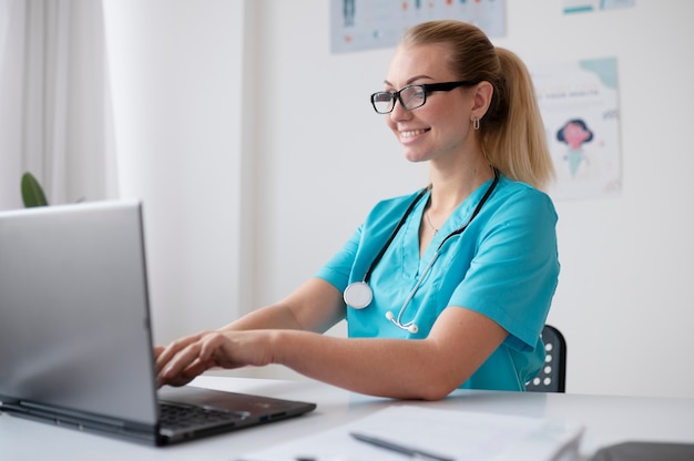 Foto gratuita dottore che fa il suo lavoro nell'ufficio di pediatria