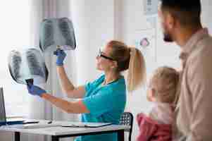 Free photo doctor doing their work in pediatrics office