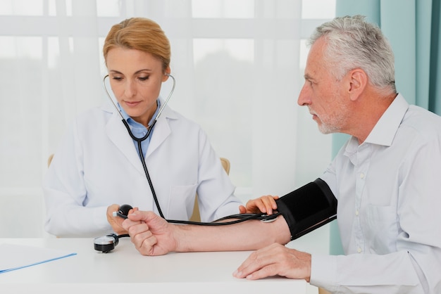 Medico che esamina la pressione sanguigna
