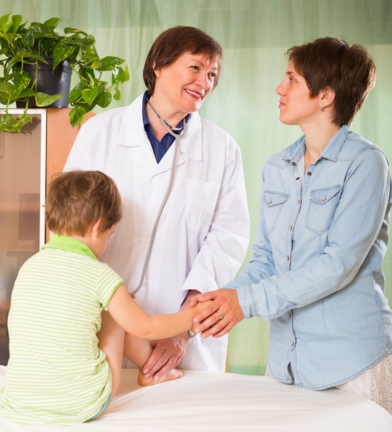 Free photo doctor examining child