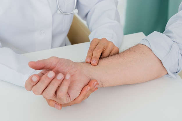 Free photo doctor examining patient close-up