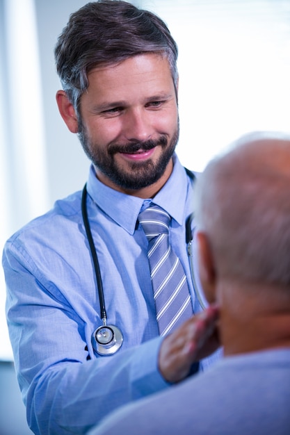 Free photo doctor examining a patient