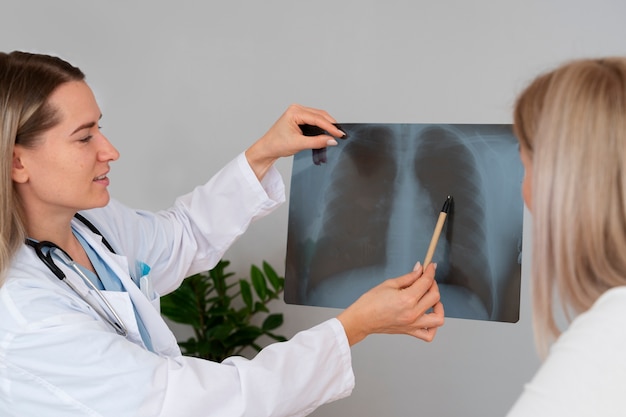 Foto gratuita medico che spiega la vista laterale della radiografia