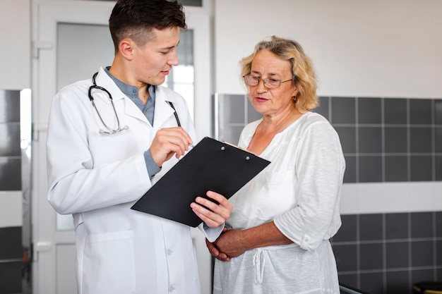 Foto gratuita medico che spiega i risultati al paziente femminile