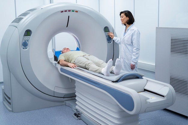 Free Photo doctor getting patient ready for ct scan