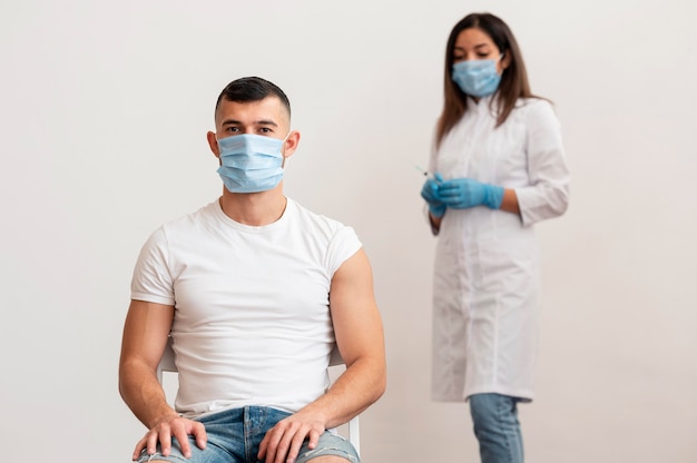 Free photo doctor getting ready to vaccinate patient