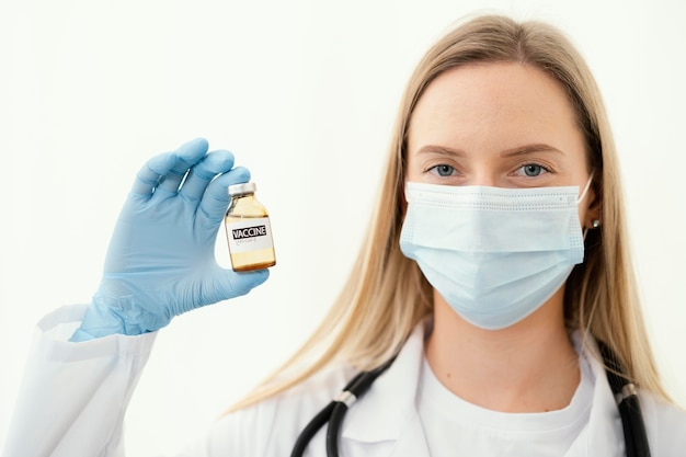 Free photo doctor getting ready a vaccine for a patient