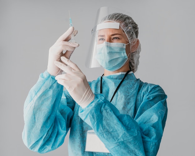 Free photo doctor getting ready a vaccine