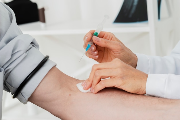 Free photo doctor giving iv injection