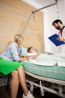 入院中​の​患者​と​母親​に​良い​知らせ​を​与える​医師
