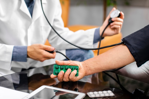 Foto gratuita le mani del medico misurano attentamente la tensione