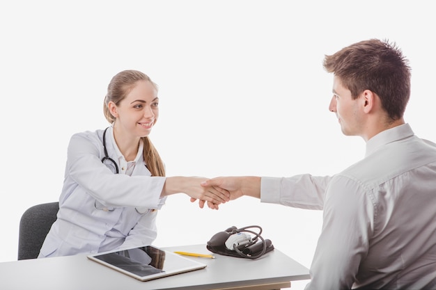 Free photo doctor handshaking with patient