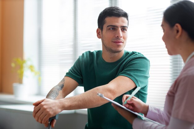Free photo doctor helping patient during rehabilitation
