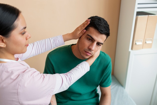 Foto gratuita medico che aiuta il paziente durante la riabilitazione