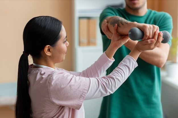 Foto gratuita medico che aiuta il paziente durante la riabilitazione