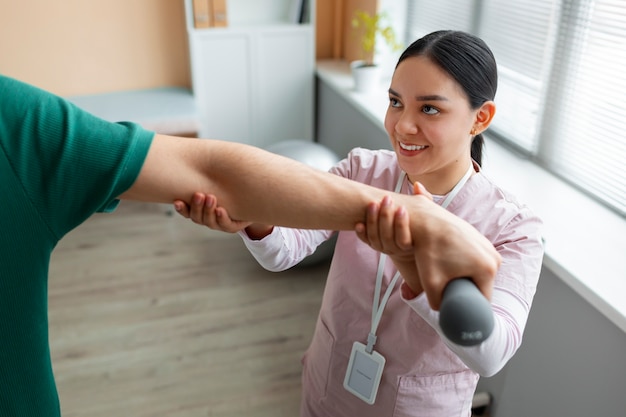 Free photo doctor helping patient during rehabilitation