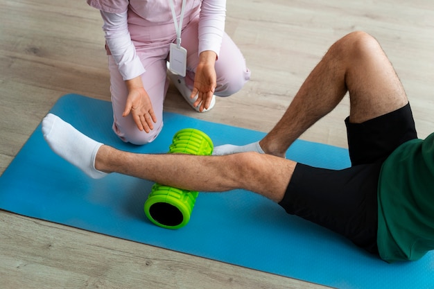 Free photo doctor helping patient during rehabilitation