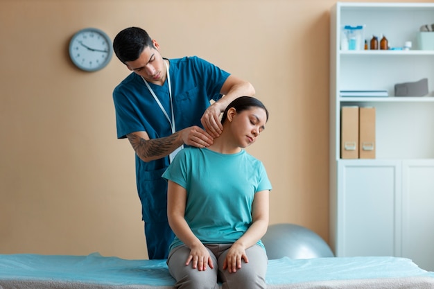 Foto gratuita medico che aiuta il paziente durante la riabilitazione