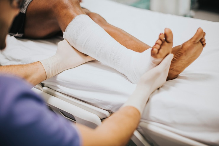Free Photo doctor helping a patient with a fractured leg