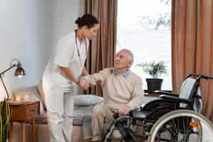 Free photo doctor helping senior patient