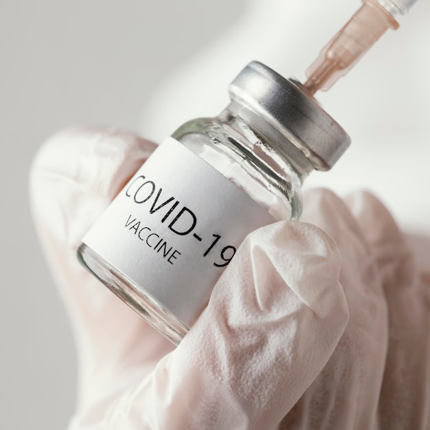 Covid-19 백신 병을 들고 의사