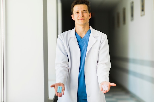 Free photo doctor holding pills in hand