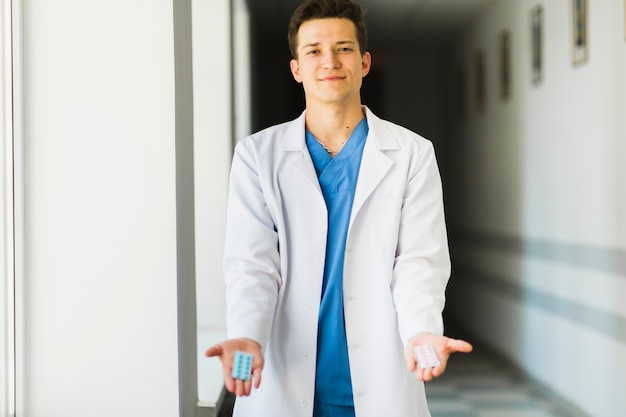 Бесплатное фото Доктор держит таблетки в руке