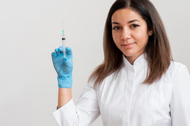 Бесплатное фото Доктор держит шприц с вакциной
