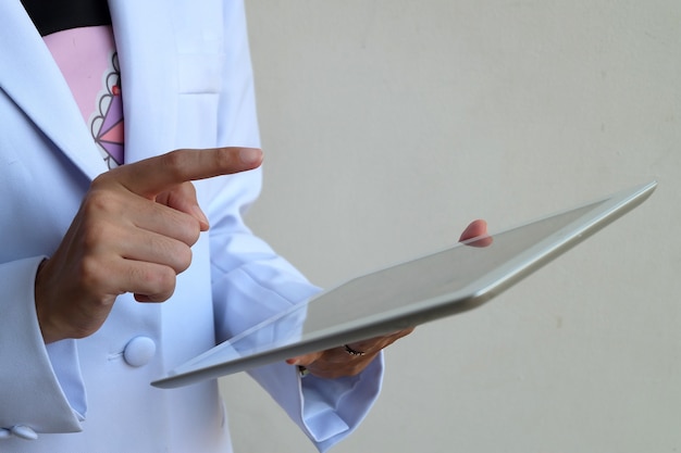 의사가 지주 태블릿, 전자 건강 개념, 사업 개념