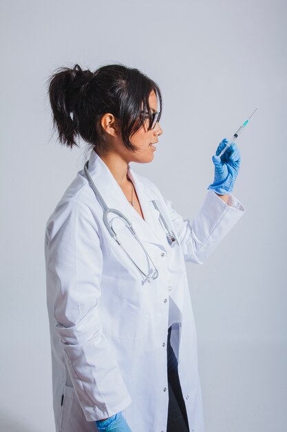 Free photo doctor holding vaccine