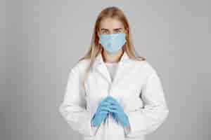 Бесплатное фото Врач в медицинской маске. тема коронавируса. изолированные на белом фоне