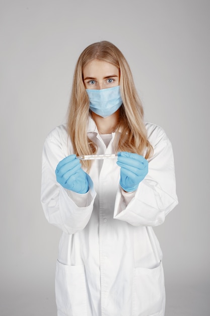 Бесплатное фото Врач в медицинской маске. тема коронавируса. изолированные на белом фоне